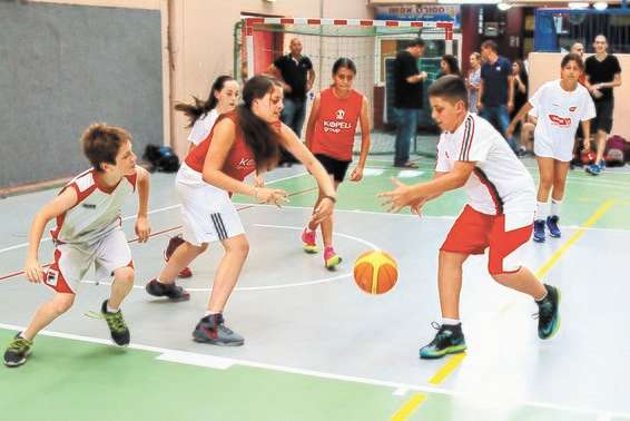 חוג כדורסל לילדים // צילום:החברה למתנ"סים